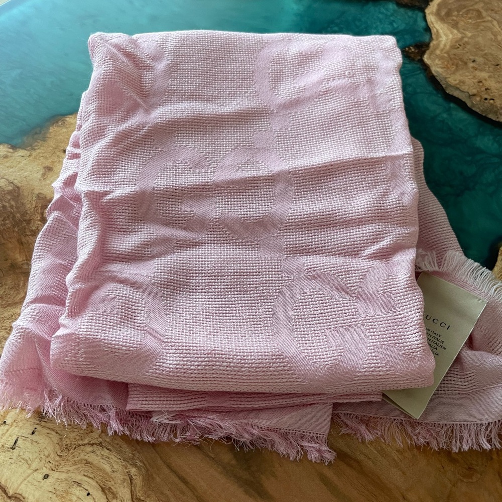 Authentic Gucci double g Light Pink Fringed Scarf
The scarf is beautiful!
